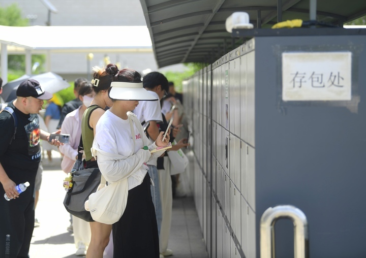 济南：省博风雨棚“上岗” 遮阳挡雨暖民心