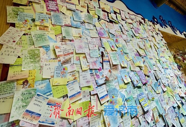 济南上新街一店铺留言墙“超载”，便利贴层层叠叠载满心声