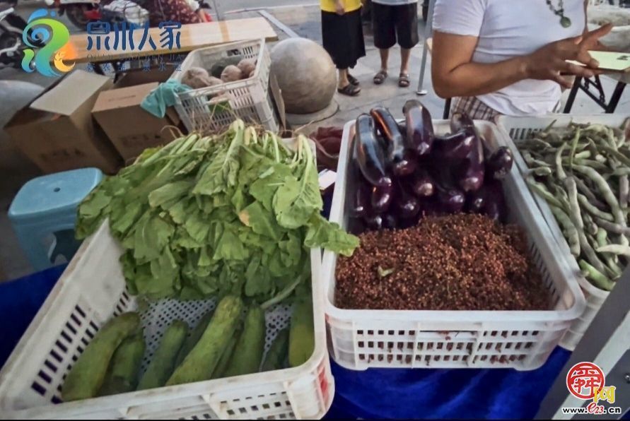 “泉水人家”农特产品好抢手 居民争相尝鲜“扫货”