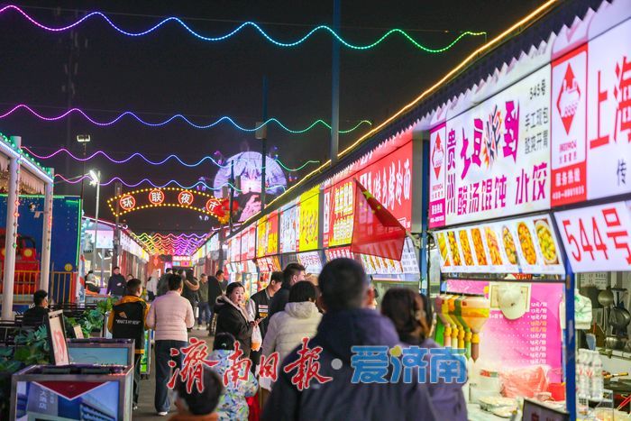 金龙巡游遇潮玩快闪 环联夜市点亮泉城元宵夜