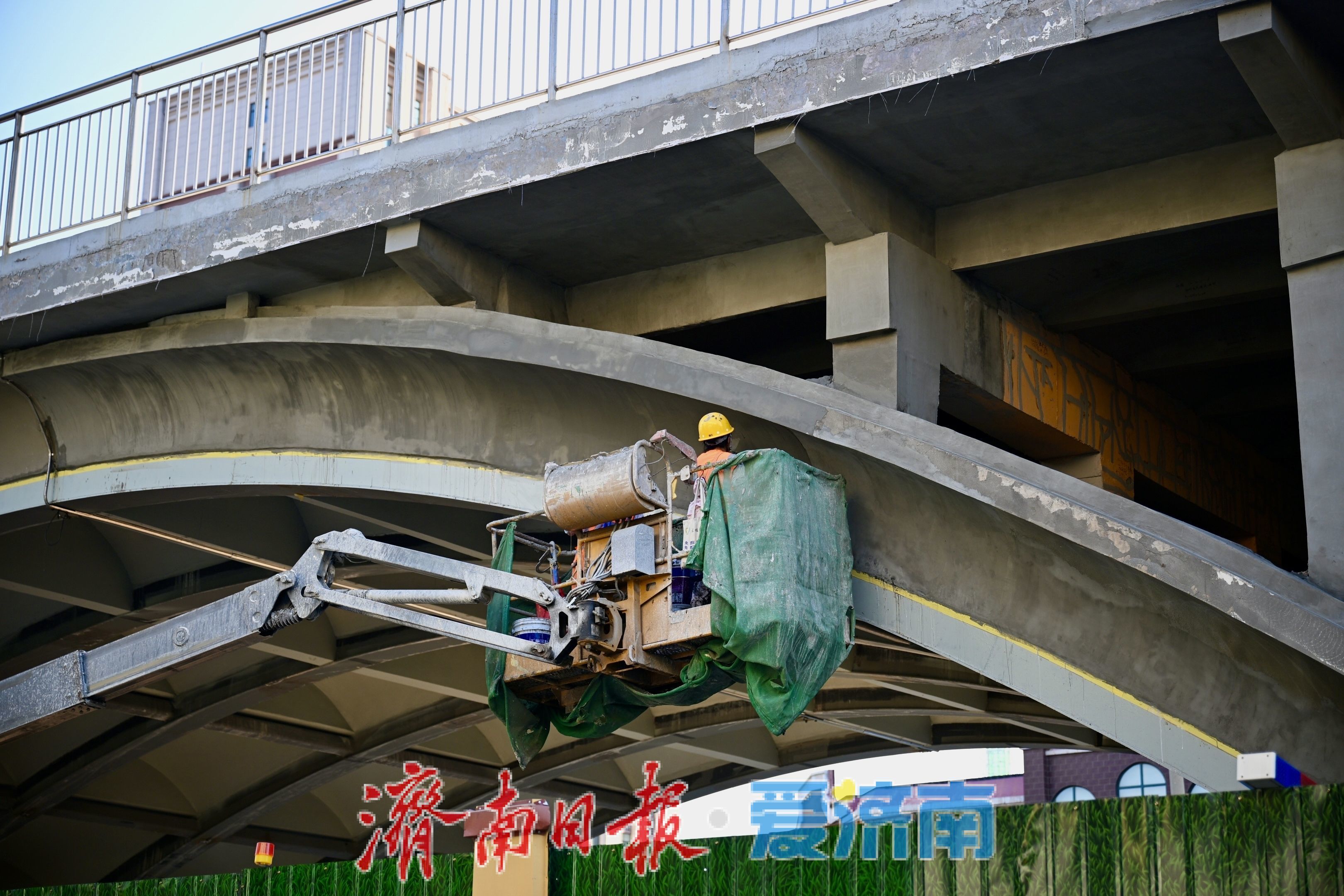 纬二路跨铁路天桥维修改造工程稳步推进 预计9月底全面完工