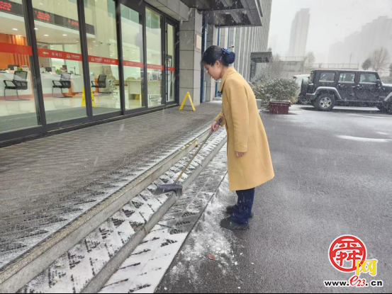 济南“掌上城管”志愿服务队落实“门前五包” 合力清雪除冰保畅通