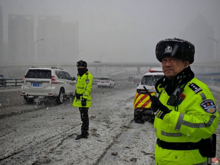以雪为令！济南交警雪天执勤保通畅，守护群众平安路