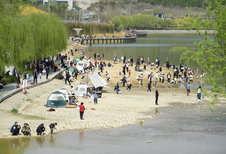 假日何必东奔西走，“家门口的公园”乐享野趣