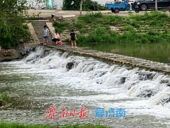 一年四季 泉在济南丨济南玉符河雨后美如画 市民踏浪戏水享夏日清凉