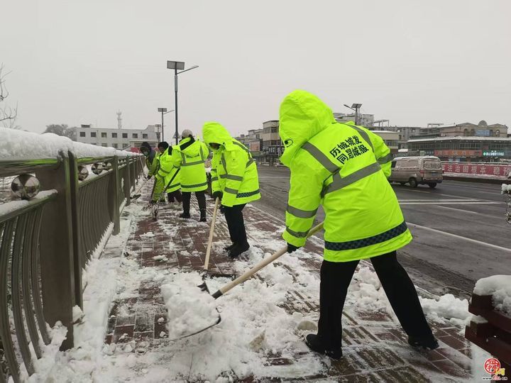 昼夜奋战保畅通历城城发同晟城服集团全力清雪除冰护航出行安全