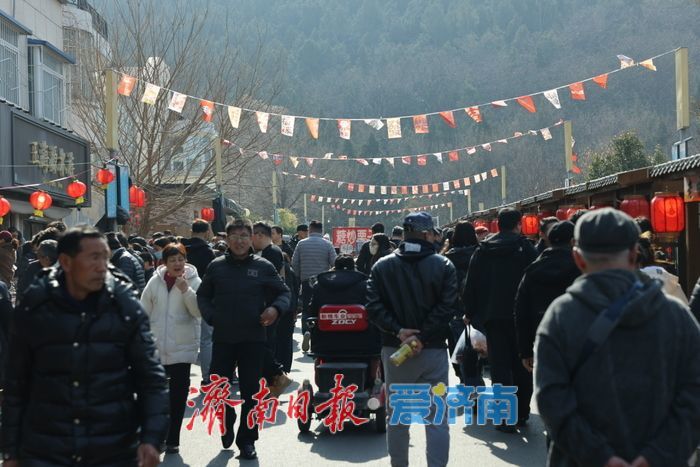 气温回升，济南英雄山文化市场热闹非凡
