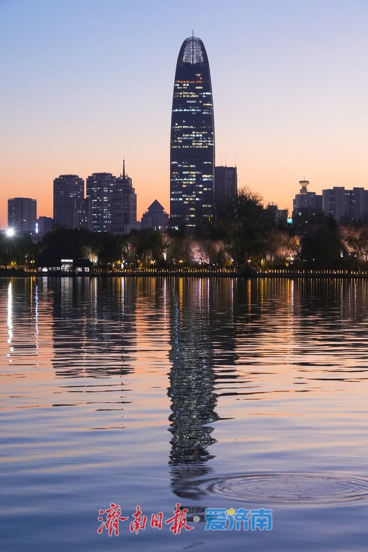 一年四季 泉在济南丨大明湖冬日晚照，老城新韵绘就泉城暮色