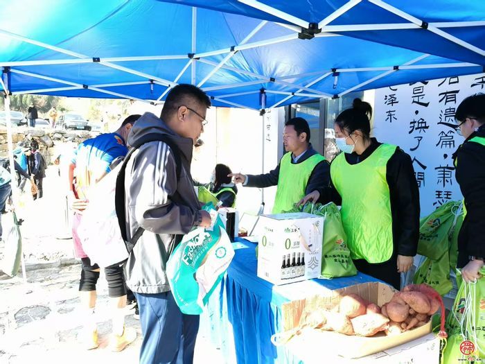 一城山色有滋有味，酱心传承非遗添香！北明“三谷里”亮相垛庄百峪大顶登山嘉年华