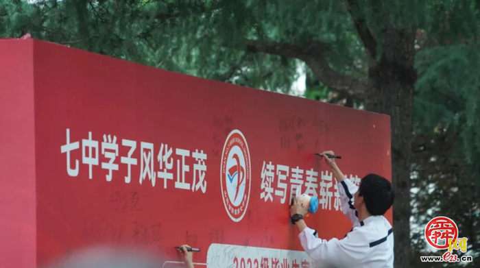 比了个耶，我们就毕业啦！