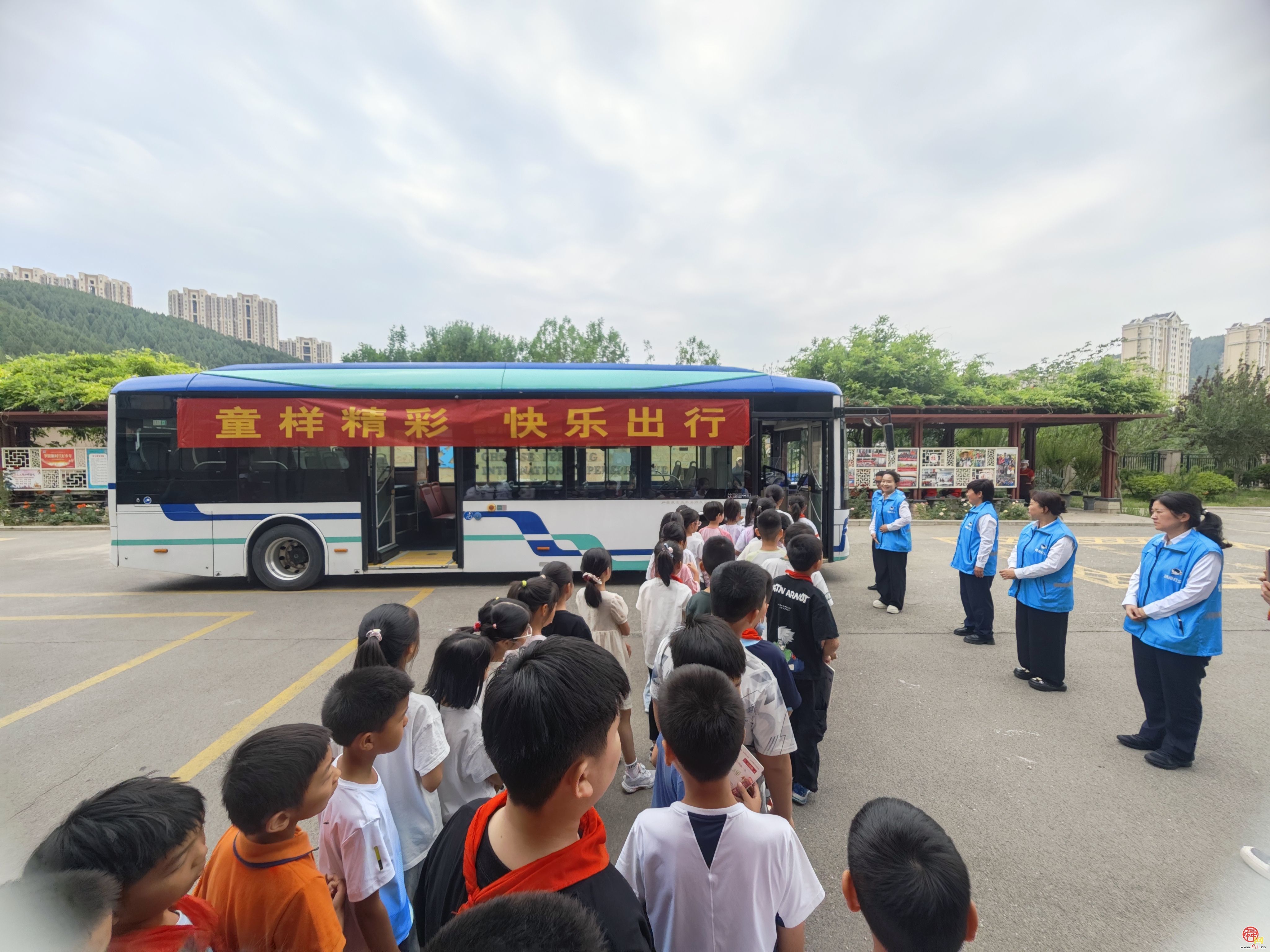 公交车进校园，共筑六一安全防线