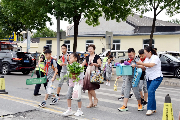 私立济齐鲁学校开展“校社共建 党员助学”主题党日活动