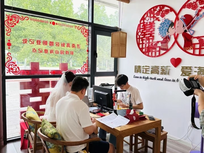 山泉花海为盟，“打卡”济南“公园式”婚姻登记点