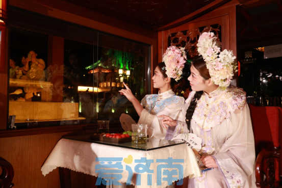 “泉”在济南过暑假｜护城河又添新体验！泉水行舟与簪花汉服相伴，一秒穿越千年