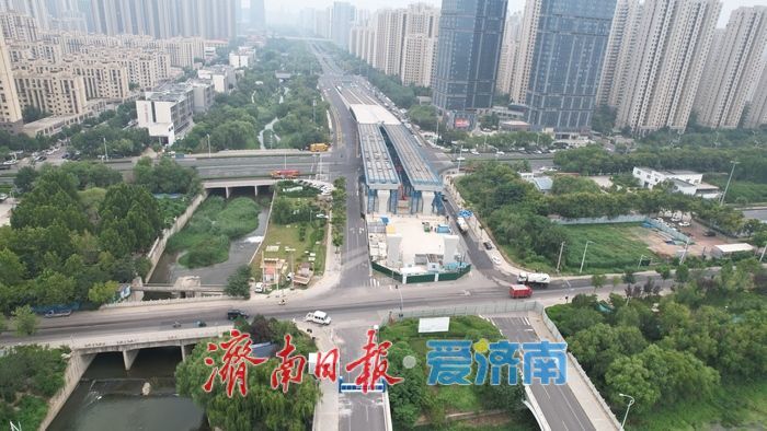 腊山河西路北延工程涉铁段9号主墩下承台大体积混凝土浇筑完成