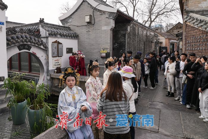 “泉”在济南过大年丨汉服遇上月亮门，起凤桥成最火片场