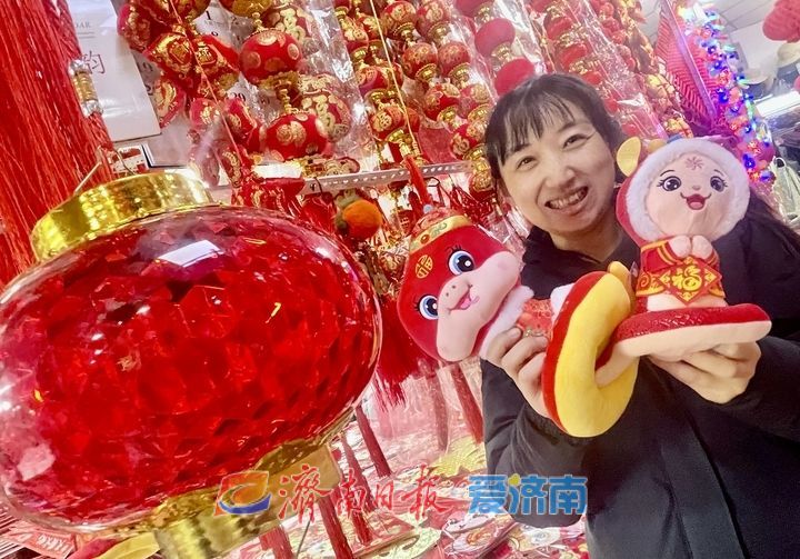 济南：氛围感拉满 新年挂饰热销