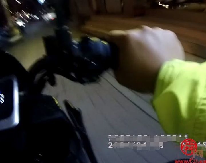 查酒驾上演“百米冲刺” 关键时刻外卖小哥伸出援手