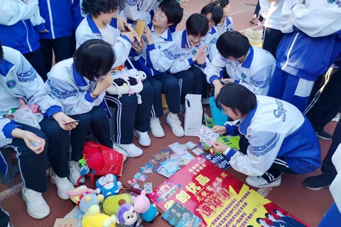 济南中学唐冶校区学生节举办旧物集市开市