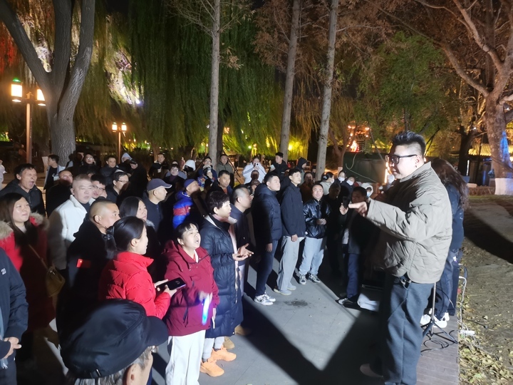 大明湖畔的“野生KTV”走红 总有一首歌能触动心灵深处