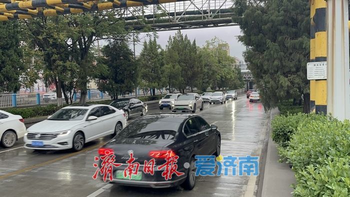 雨后记者探访城区低洼路段：多条主干道路均未出现明显积水，车辆正常通行