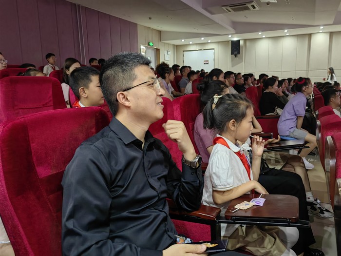 高新区伯乐实验学校学生和父母有个“电影约会”