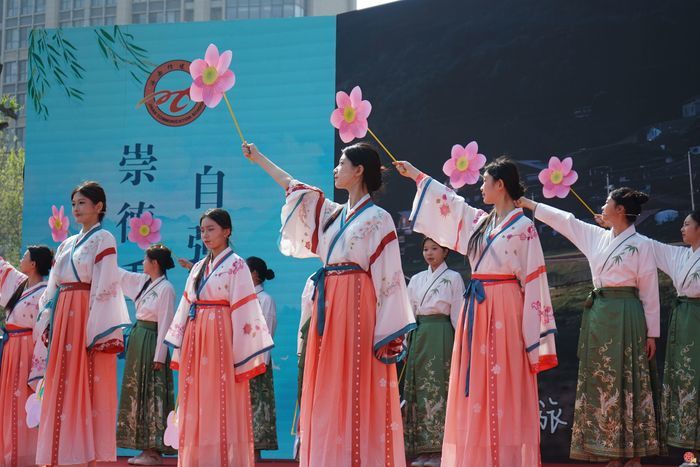 诗香润匠心 文化铸根基——济南传媒学校第二届“丁香花开”校园诗会圆满举行