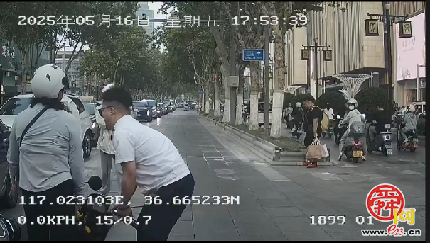 为ta点赞｜市民骑车摔倒  济南公交司机伸援手相助