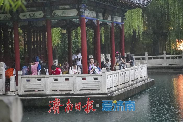一年四季 泉在济南丨秋日“仙境”上线！来珍珠泉，看“万颗珍珠”雨中起舞