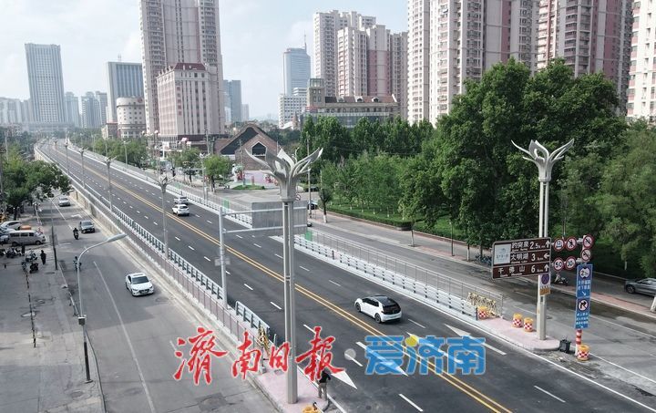 济南纬二路跨铁路天桥桥上路正式放开通行