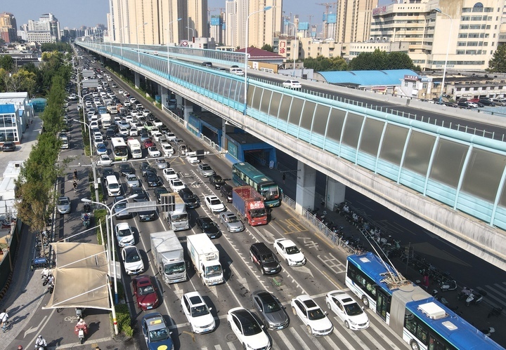 济南首条双可视智能可变导向车道启用 路口交通拥堵问题得到极大缓解