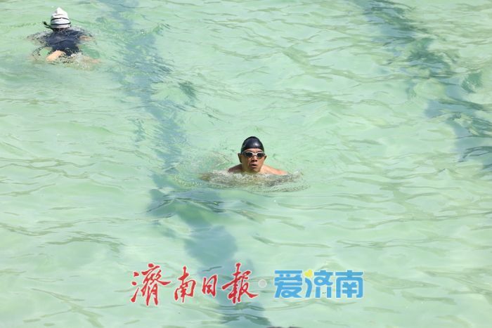 高温“炙烤”济南 泉水浴场成市民避暑“清凉岛”