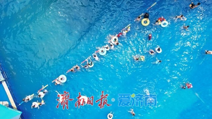 一年四季 泉在济南丨清凉与绿意交织 泉城公园水上世界成避暑热门地