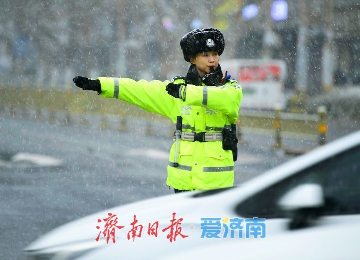 济南迎2025年冬日首场降雪，“警花”雪中绽放