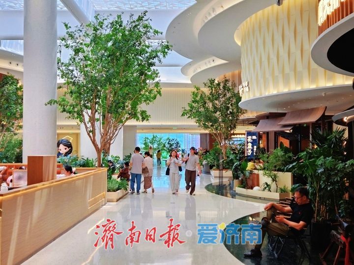绿植添韵扮靓商场 生态休闲赋能购物新体验