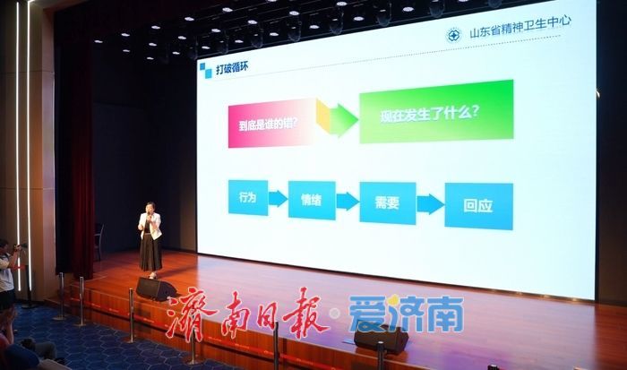 山东省科技馆 “星火润心·科学之夜”璀璨启幕 科普惠民专场活动点亮泉城秋夜