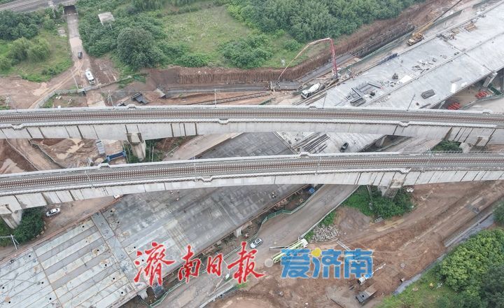 项目强省会｜济南工业北路快速路东延下穿铁路线钢箱梁合龙