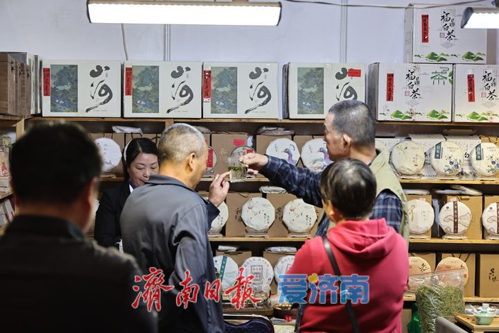 济南国际珠宝展暨工艺美术茶文化紫砂精品展开幕