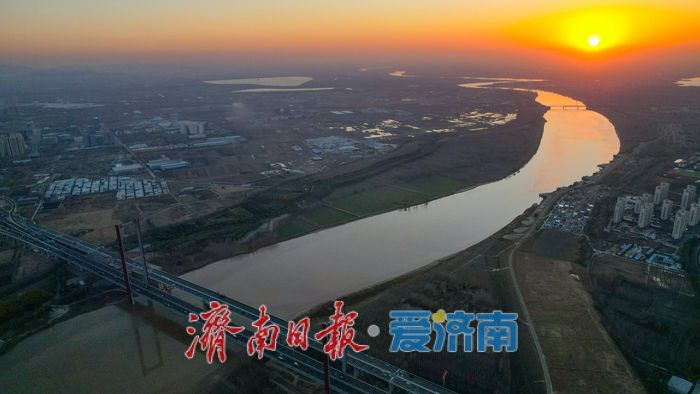 一年四季 泉在济南丨“长河落日圆”！初冬济南黄河畔现绚丽落日
