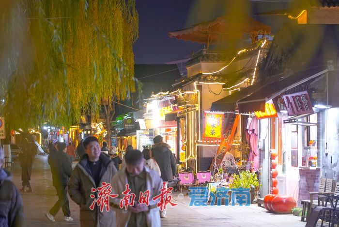 老城冬夜光影醉游人