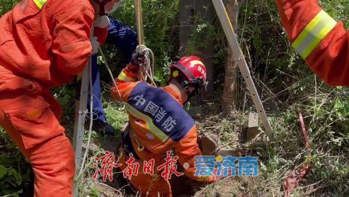 七旬老人不慎跌落十米枯井 消防员下井施救