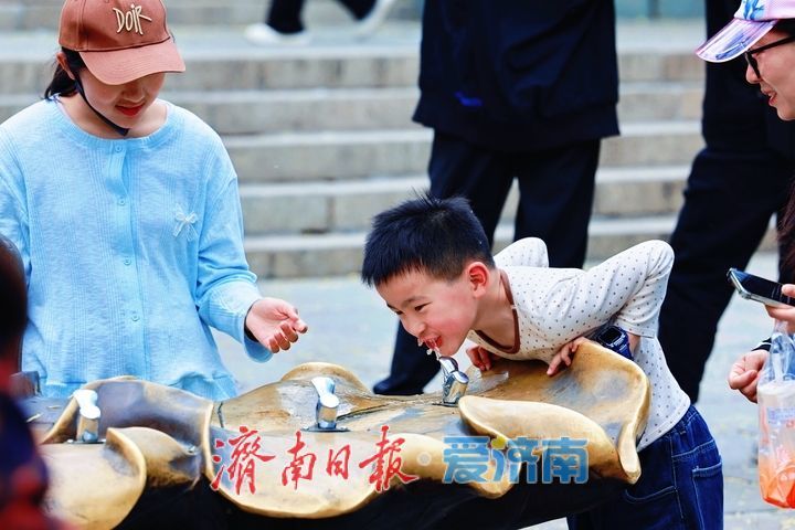 一年四季 泉在济南丨气温攀升觅清凉 黑虎泉直饮水成泉城消暑“网红”