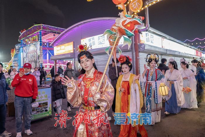 舞龙遇上Coser，烟火气融入文化味：济南环联夜市元宵节“潮”这看