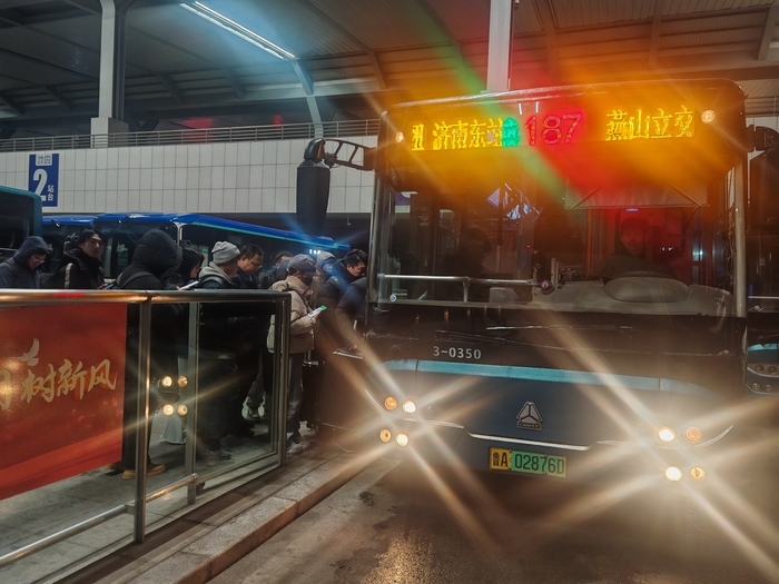 受天气影响列车晚点，济南公交暖心接驳