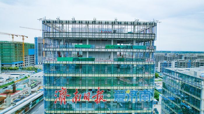 玻璃幕墙加紧施工 王舍人站前商务区商务载体展露新姿