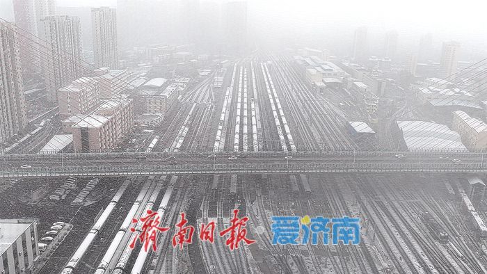 “以雪为令、见雪上岗” 国铁济南局济南车辆段鏖战今冬首场降雪确保旅客安全出行