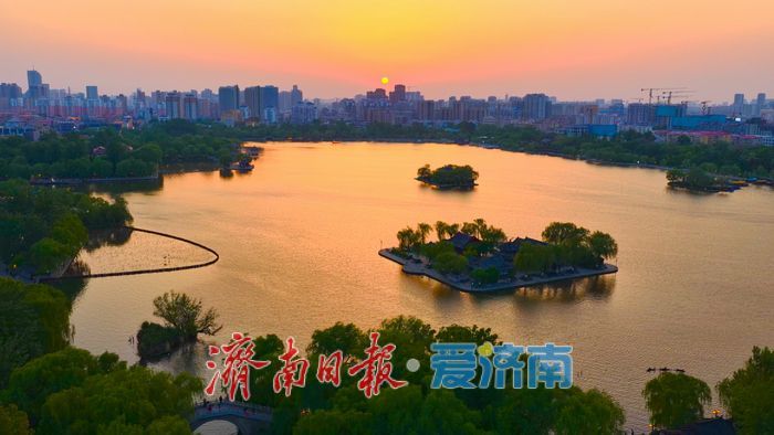 明湖暮色醉游人