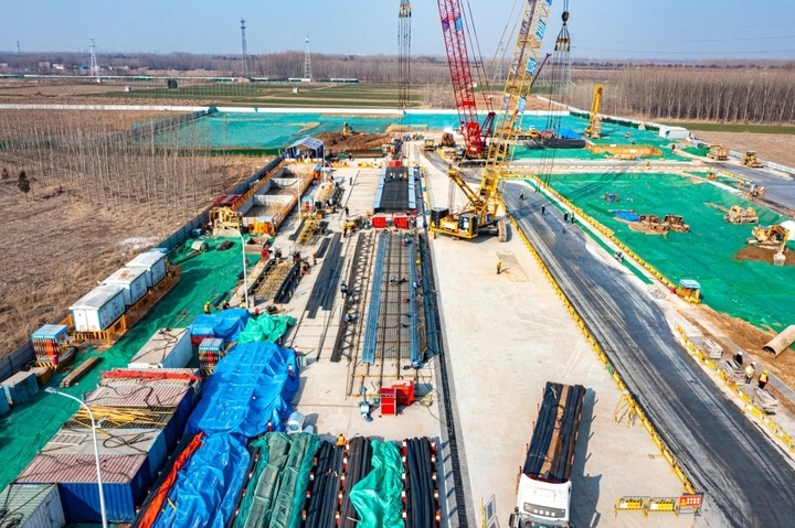 济南市航天大道穿黄隧道工程(I期)首幅地下连续墙钢筋笼完成吊装