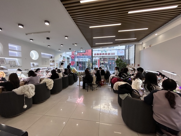 美甲店年前生意火爆，记者探访：有美甲店一天做100多副美甲