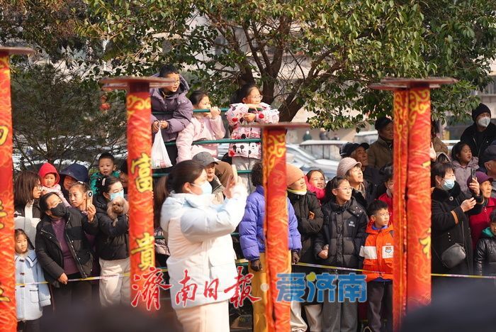 新春走基层丨年味不打烊 民俗展演续燃新春热